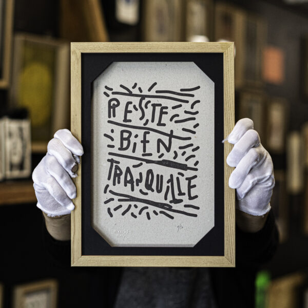 reste bien tranquille - punchline - atypique - étrange - poster décalé - idée cadeau - créateur français - - carte atypique - -estampe - œuvre - création française - impression letterpress - série limitée - atypique - super - marché noir - artiste - made in france