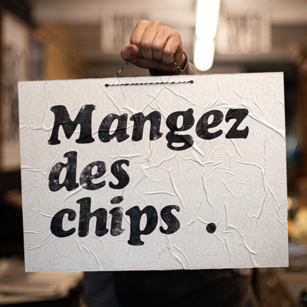 mangez des chips - apéro time - gluten - junkfood - cooper black italic - futilité - - punchline - atypique - étrange - poster décalé - idée cadeau - créateur français - - carte atypique - -estampe - œuvre - création française - impression letterpress - série limitée - atypique - super - marché noir - artiste - made in france