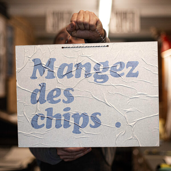 mangez des chips - apéro time - gluten - junkfood - cooper black italic - futilité - - punchline - atypique - étrange - poster décalé - idée cadeau - créateur français - - carte atypique - -estampe - œuvre - création française - impression letterpress - série limitée - atypique - super - marché noir - artiste - made in france