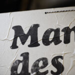 mangez des chips - apéro time - gluten - junkfood - cooper black italic - futilité - - punchline - atypique - étrange - poster décalé - idée cadeau - créateur français - - carte atypique - -estampe - œuvre - création française - impression letterpress - série limitée - atypique - super - marché noir - artiste - made in france