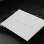 embrassez-moi - embrassez qui vous voudrez - carte letterpress - carte atypique - -estampe - œuvre - création française - impression letterpress - série limitée - atypique - super - marché noir - artiste - made in france